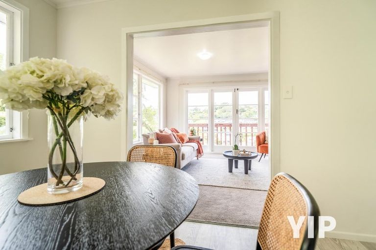 Photo of property in 10 Stella Grove, Newlands, Wellington, 6037