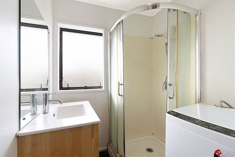 Photo of property in 1/4219 Great North Road, Glendene, Auckland, 0602