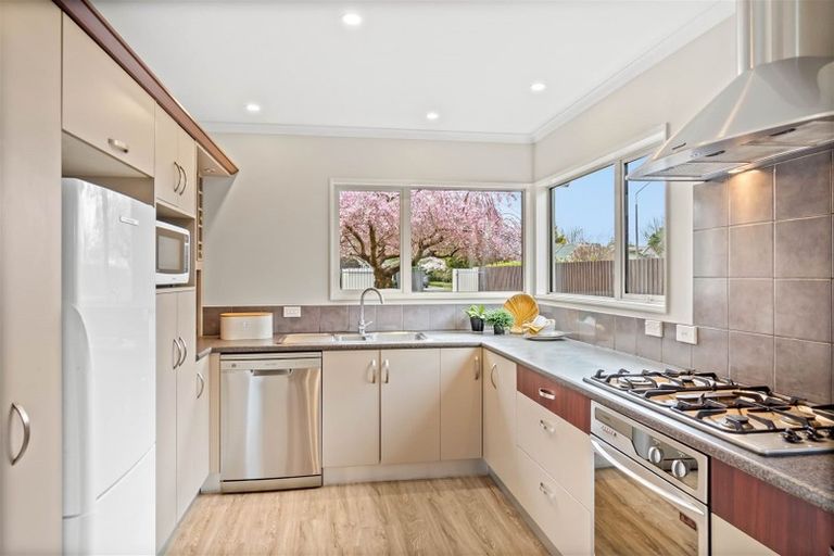 Photo of property in 43 Memorial Avenue, Ilam, Christchurch, 8053