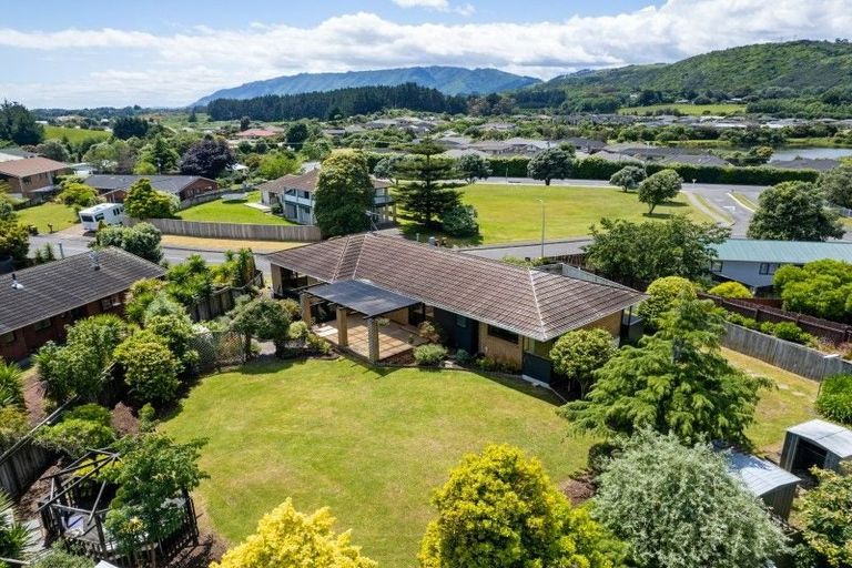 Photo of property in 5 Chilton Drive, Paraparaumu, 5032