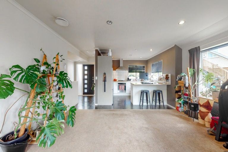 Photo of property in 57 Glanmire Road, Newlands, Wellington, 6037