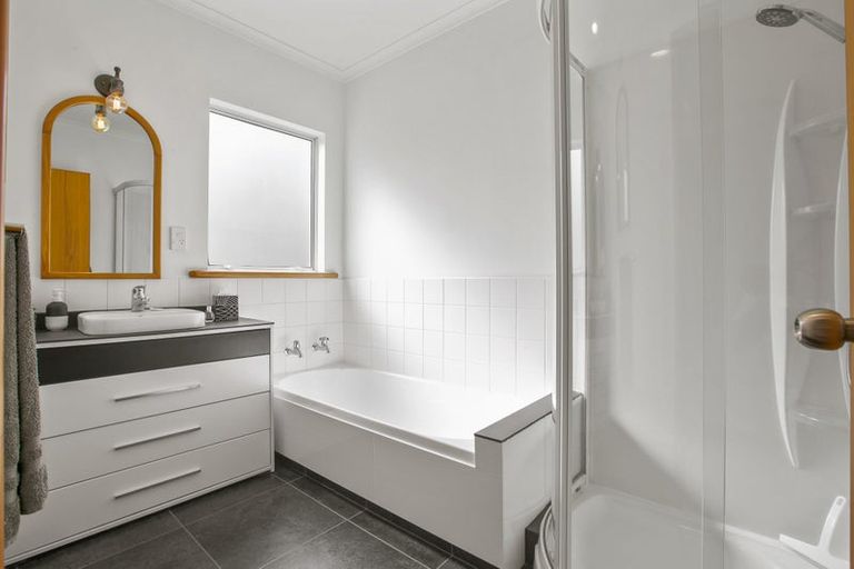 Photo of property in 8 Spencer Place, Merrilands, New Plymouth, 4312