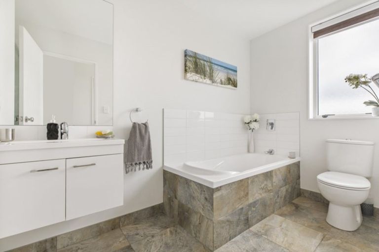 Photo of property in 114 Grand Drive, Orewa, 0931