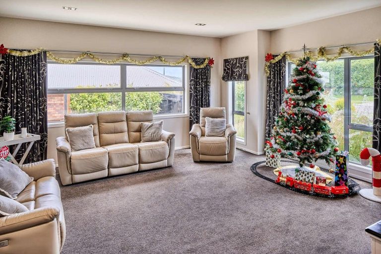 Photo of property in 25 Paparoa Crescent, Aotea, Porirua, 5024