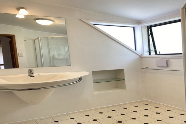 Photo of property in 1/61 Sylvia Road, Hillcrest, Auckland, 0627