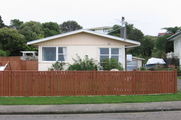 Photo of property in 23 Bellringer Crescent, Newlands, Wellington, 6037