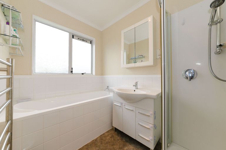 Photo of property in 6 Lyndale Place, Kelvin Grove, Palmerston North, 4414