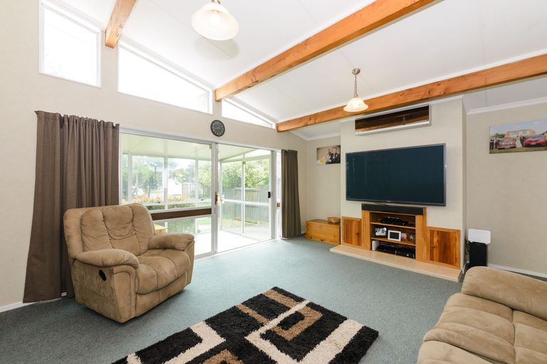 Photo of property in 6 Lyndale Place, Kelvin Grove, Palmerston North, 4414