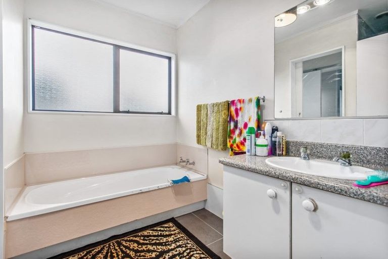 Photo of property in 96 Maplesden Drive, Clendon Park, Auckland, 2103