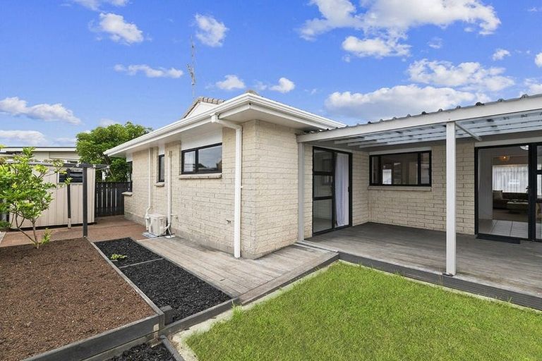 Photo of property in 15a Edward Avenue, Orewa, 0931