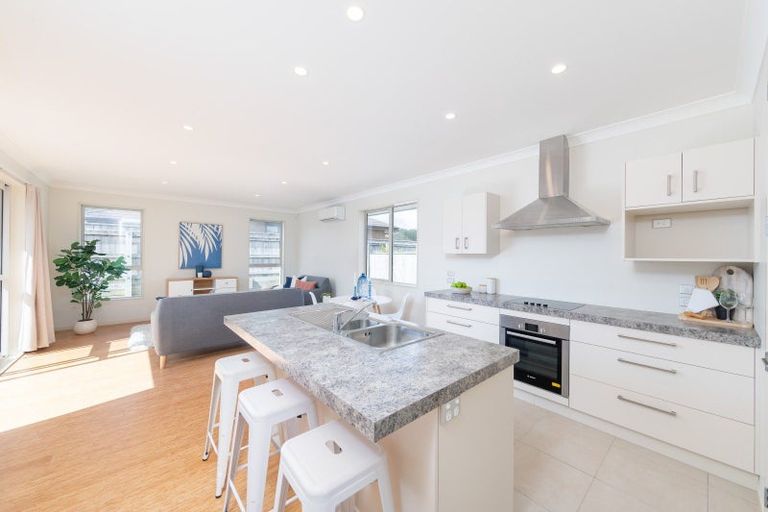 Photo of property in 72 Sunstone Crescent, Timberlea, Upper Hutt, 5018