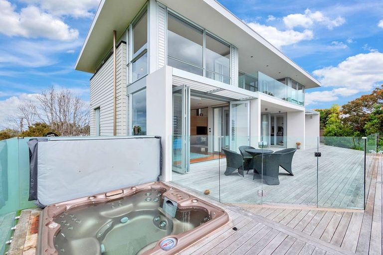 Photo of property in 1462 Whangaparaoa Road, Army Bay, Whangaparaoa, 0930