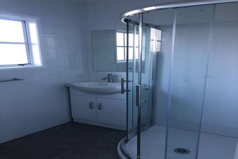 Photo of property in 1/127 Lynn Road, Bayview, Auckland, 0629