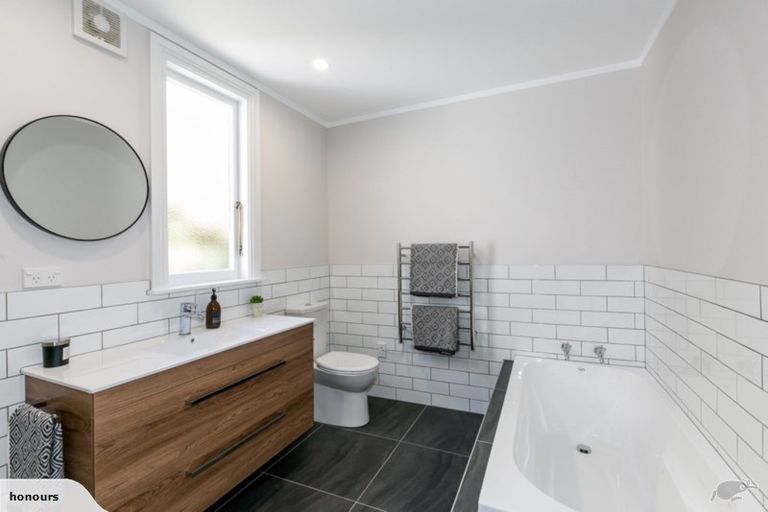 Photo of property in 2 Denholm Road, Hospital Hill, Napier, 4110