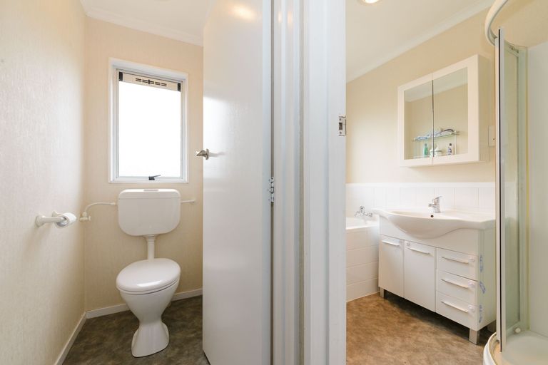 Photo of property in 6 Lyndale Place, Kelvin Grove, Palmerston North, 4414