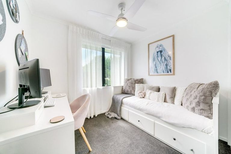 Photo of property in 42 Twin Parks Rise, Papakura, 2110