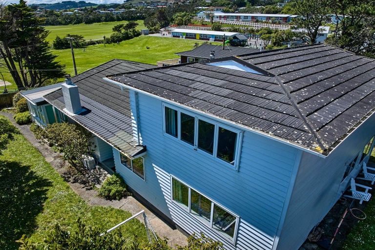 Photo of property in 18 Robert Street, Newlands, Wellington, 6037