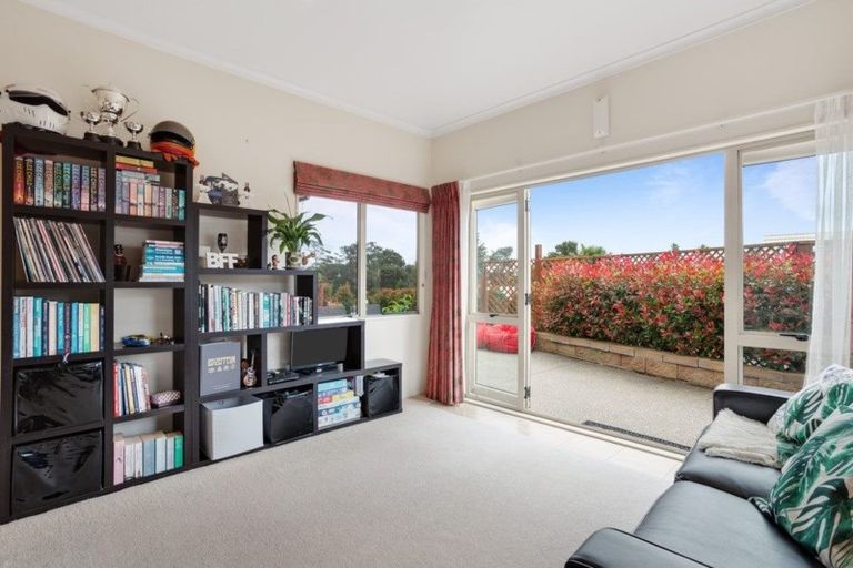 Photo of property in 8 Stonedge Lane, Rosedale, Auckland, 0632