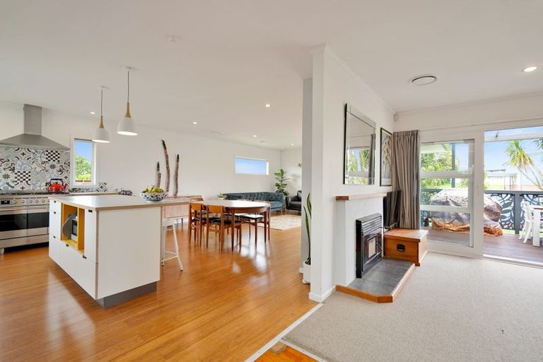 Photo of property in 14 Harbour View Road, Te Atatu Peninsula, Auckland, 0610