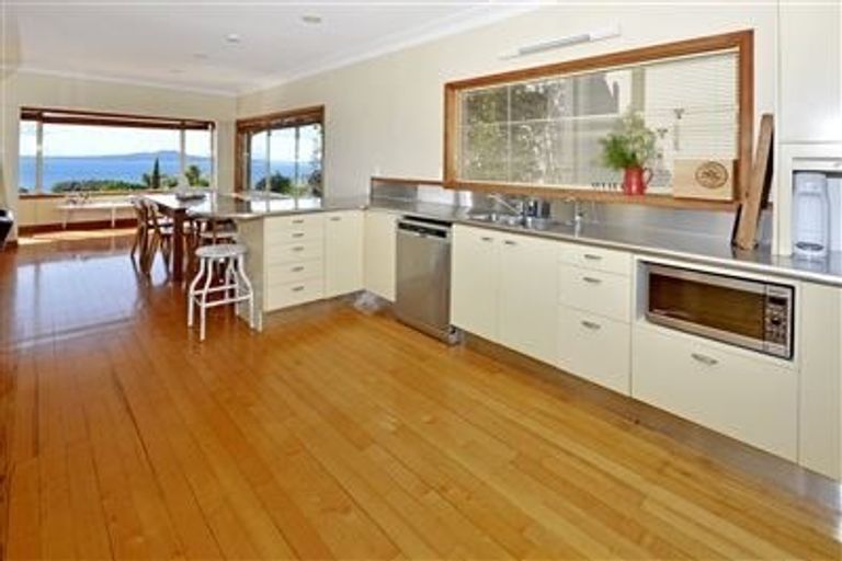 Photo of property in 28 Churchill Road, Murrays Bay, Auckland, 0630