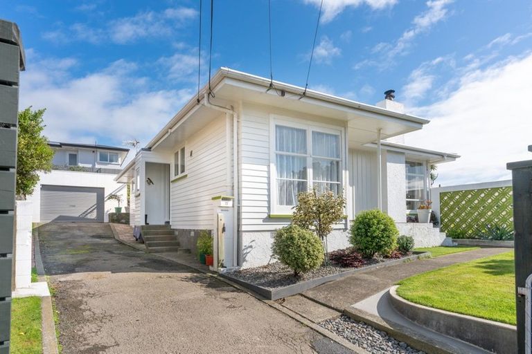 Photo of property in 15 Mark Avenue, Paparangi, Wellington, 6037