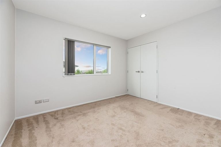 Photo of property in 1c Babich Road, Henderson Valley, Auckland, 0614