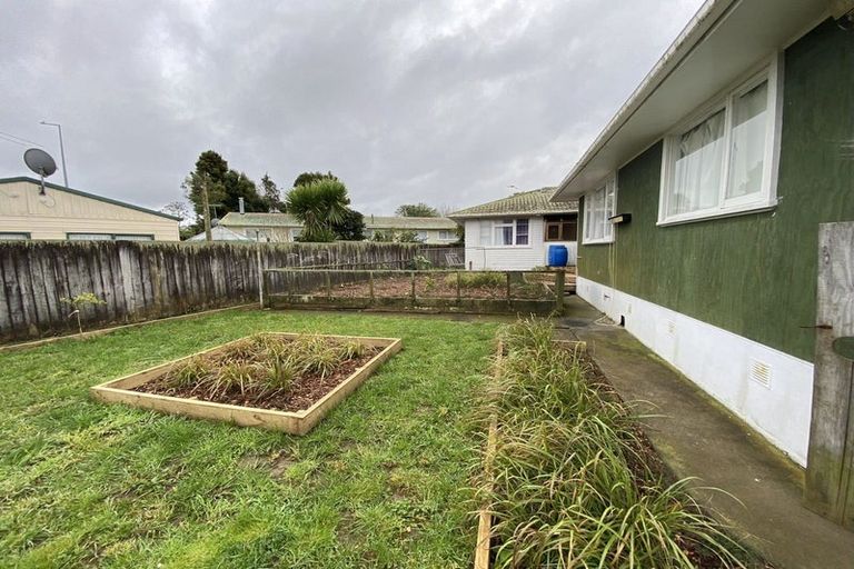 Photo of property in 3 Tiroroa Avenue, Te Atatu South, Auckland, 0610
