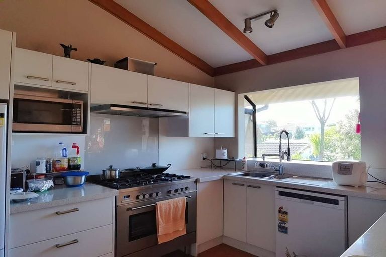 Photo of property in 77 Beechdale Crescent, Pakuranga Heights, Auckland, 2010