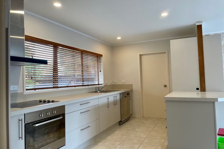 Photo of property in 72 Gossamer Drive, Pakuranga Heights, Auckland, 2010