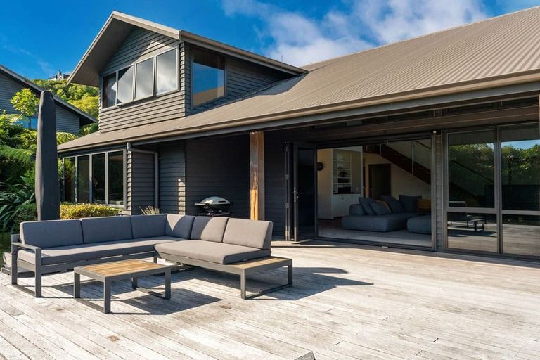 Photo of property in 8 Whakamoenga Point, Acacia Bay, Taupo, 3385