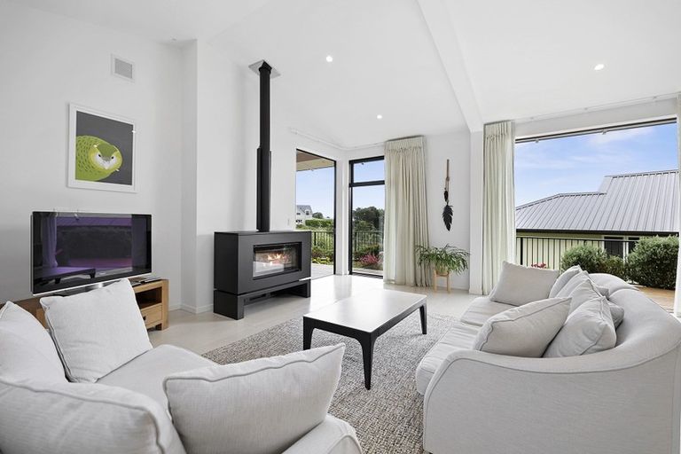 Photo of property in 17 Manurau Crescent, Merrilands, New Plymouth, 4312