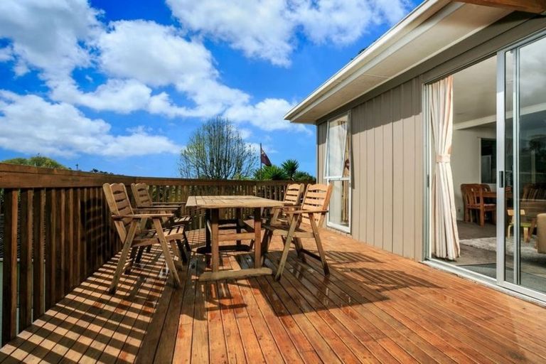 Photo of property in 2/12 Wanita Place, Totara Vale, Auckland, 0629