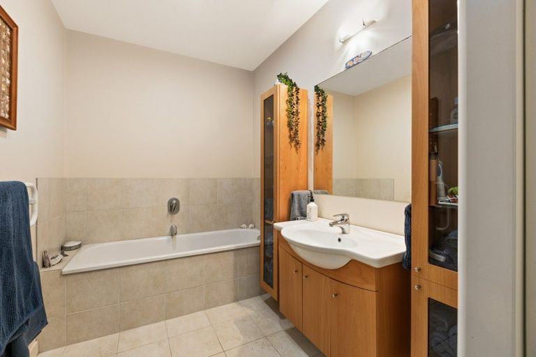 Photo of property in 12 Chelverton Terrace, Red Beach, 0932