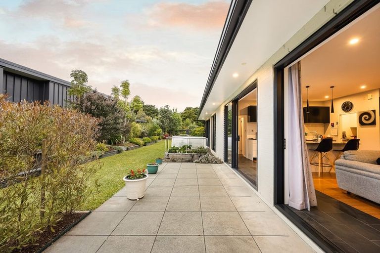 Photo of property in 18 Awanui Crescent, Matakana, 0985