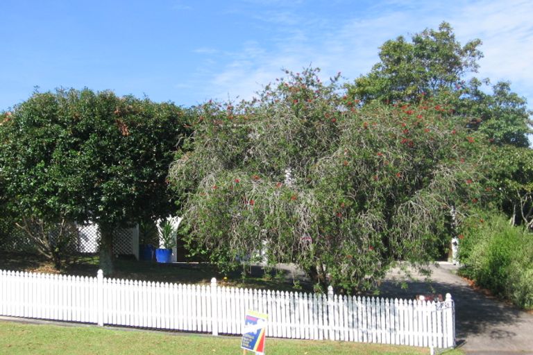 Photo of property in 15 Pokapu Street, Titirangi, Auckland, 0600