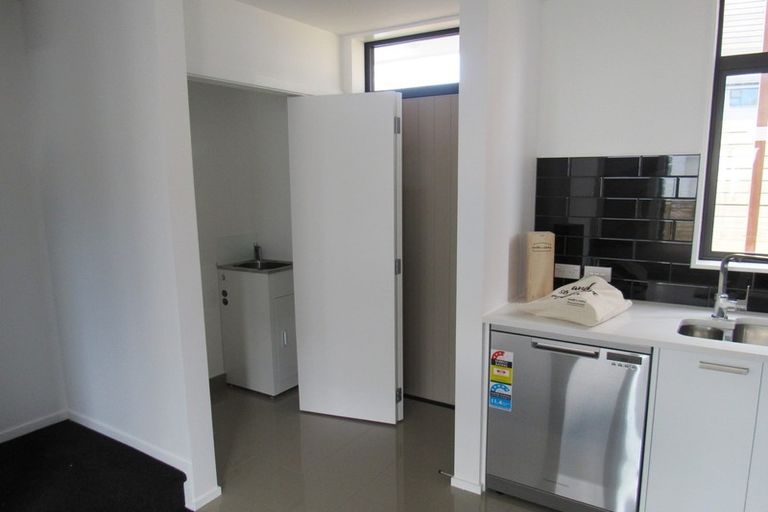 Photo of property in 3/15 Chivalry Road, Glenfield, Auckland, 0629