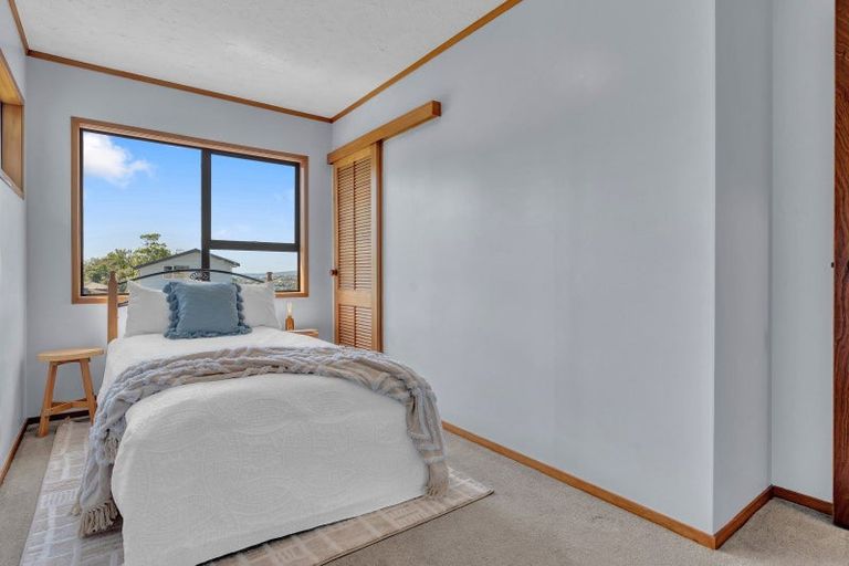 Photo of property in 14 Deverell Place, Northcross, Auckland, 0632