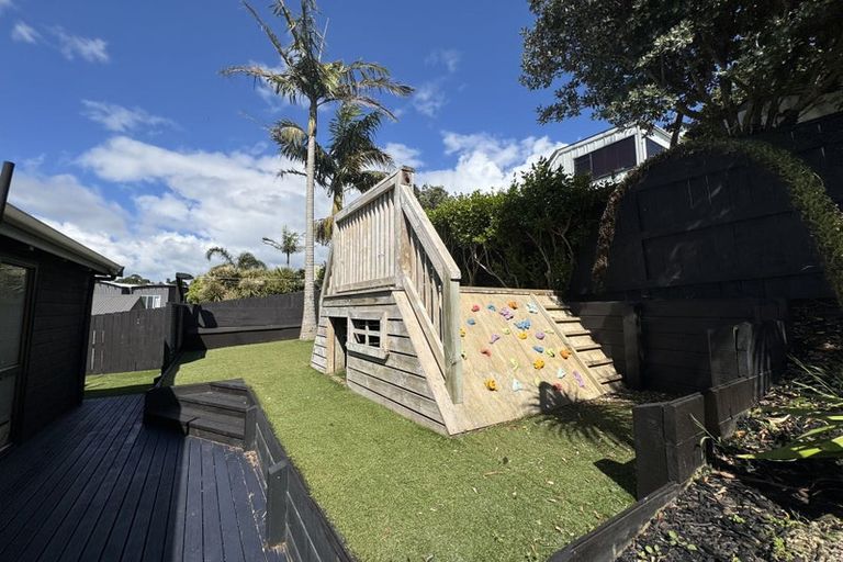 Photo of property in 2/31 Kiteroa Terrace, Rothesay Bay, Auckland, 0630