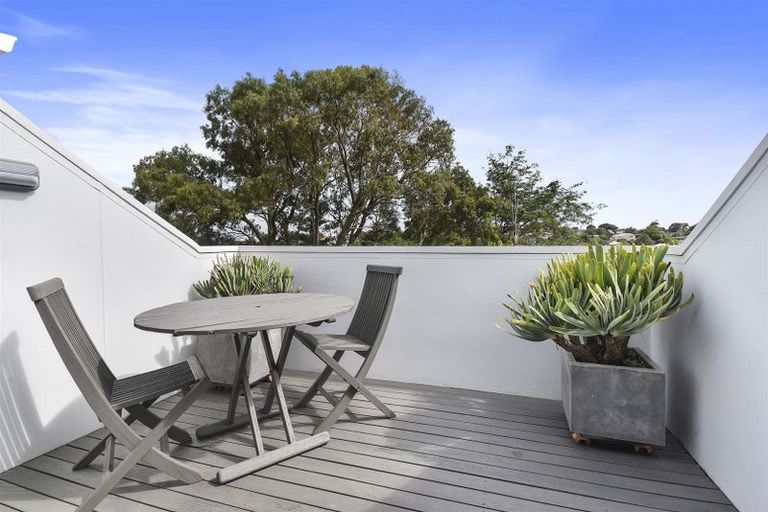 Photo of property in 1/30 Fraser Road, Narrow Neck, Auckland, 0624