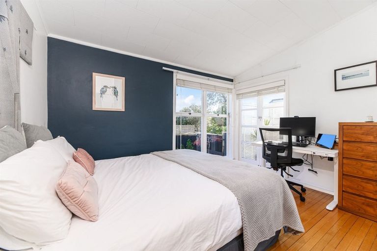 Photo of property in 1/48 Bond Crescent, Forrest Hill, Auckland, 0620