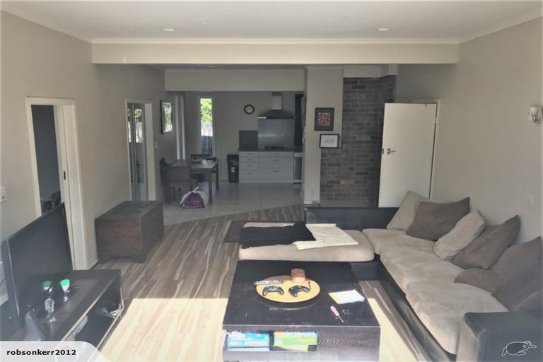 Photo of property in 2/20 Hutchinsons Road, Bucklands Beach, Auckland, 2014