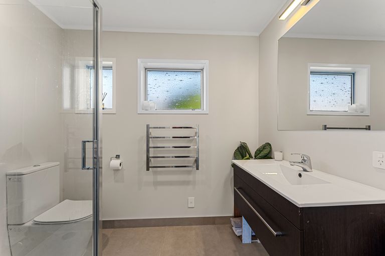 Photo of property in 2/14 Kingussie Place, Highland Park, Auckland, 2010