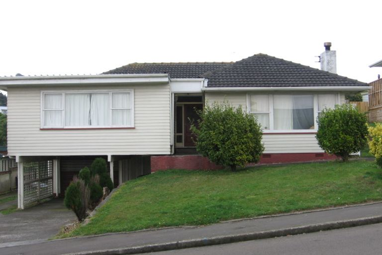 Photo of property in 27 Bellringer Crescent, Newlands, Wellington, 6037