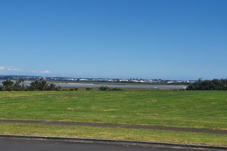 Photo of property in 10 Longbush Road, Te Atatu Peninsula, Auckland, 0610