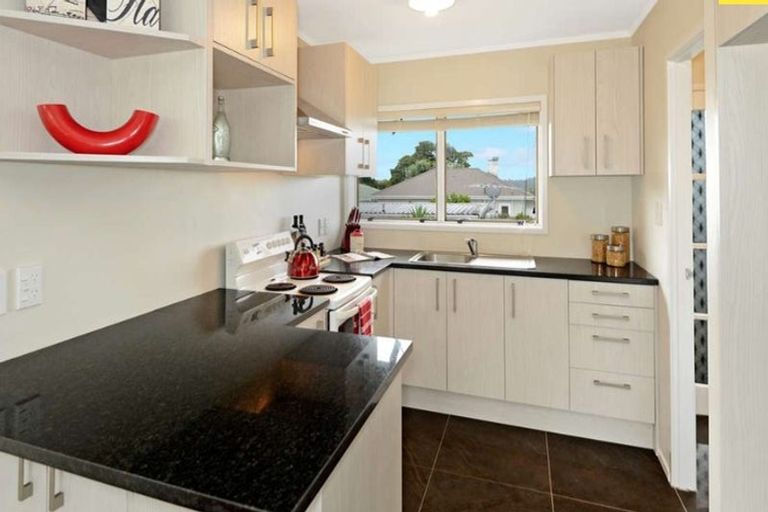 Photo of property in 2/123 Birkdale Road, Birkdale, Auckland, 0626