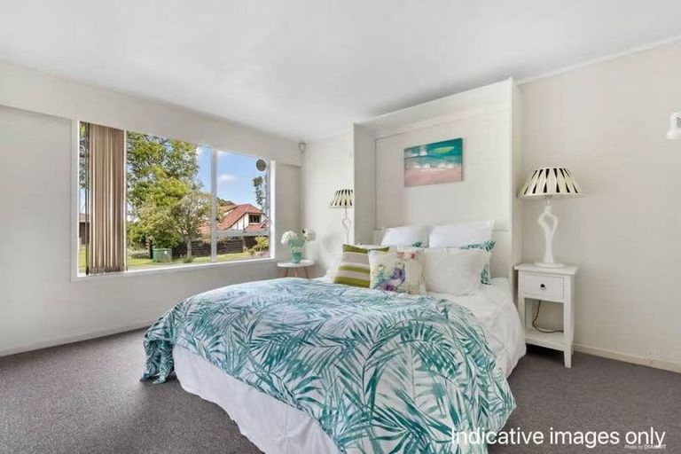 Photo of property in 1/31 Borrowdace Avenue, Botany Downs, Auckland, 2010