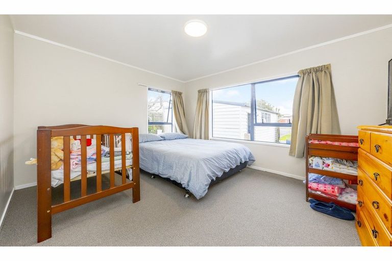 Photo of property in 2/73 Etherton Drive, Weymouth, Auckland, 2103
