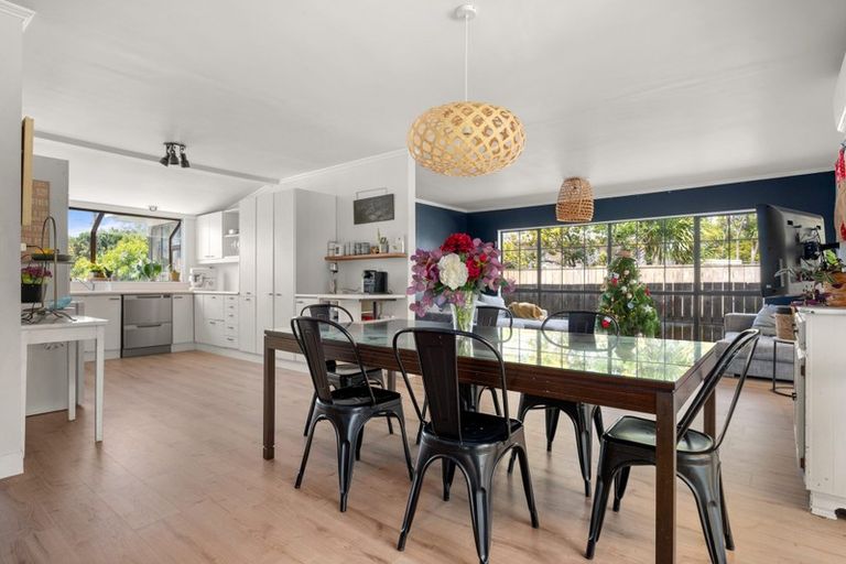 Photo of property in 10 Porter Avenue, Te Atatu South, Auckland, 0610