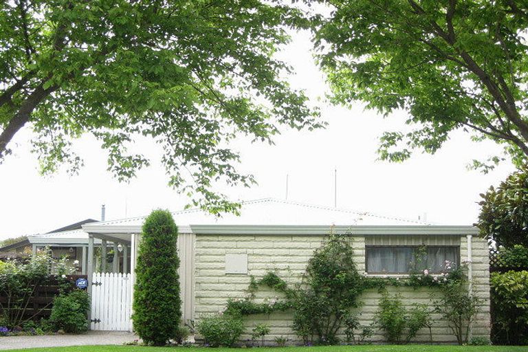 Photo of property in 17 Clivedon Place, Redwood, Christchurch, 8051