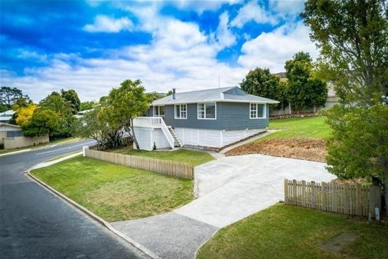 Photo of property in 3 Sumich Place, West Harbour, Auckland, 0618